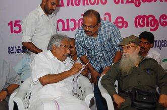 Prathapan Thayat with Sri Oommen Chandy and Sri T. Shobeendran