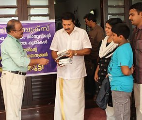 Prathapan Thayat, Sujaya K and Vishnu Thayat with Sri Mammootty